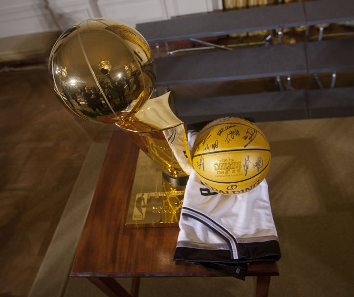 Il Larry O&#39;Brien Trophy, un pallone autografato, una canotta con la maglia numero 1: sono i regali che i San Antonio Spurs hanno portato al Presidente Barack Obama per l&#39;omaggio alla Casa Bianca. Ap